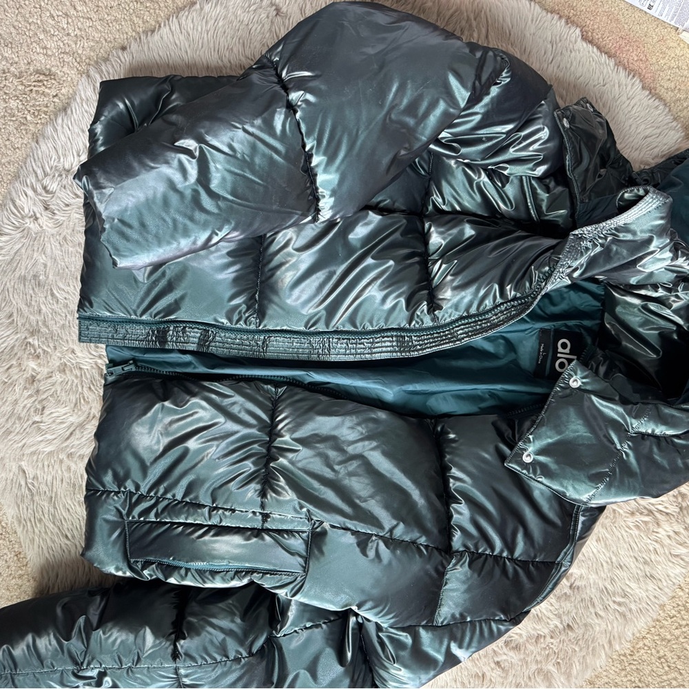 ALO Yoga Women's Shiny Puffer Jacket -NWT! - Picture 3 of 5